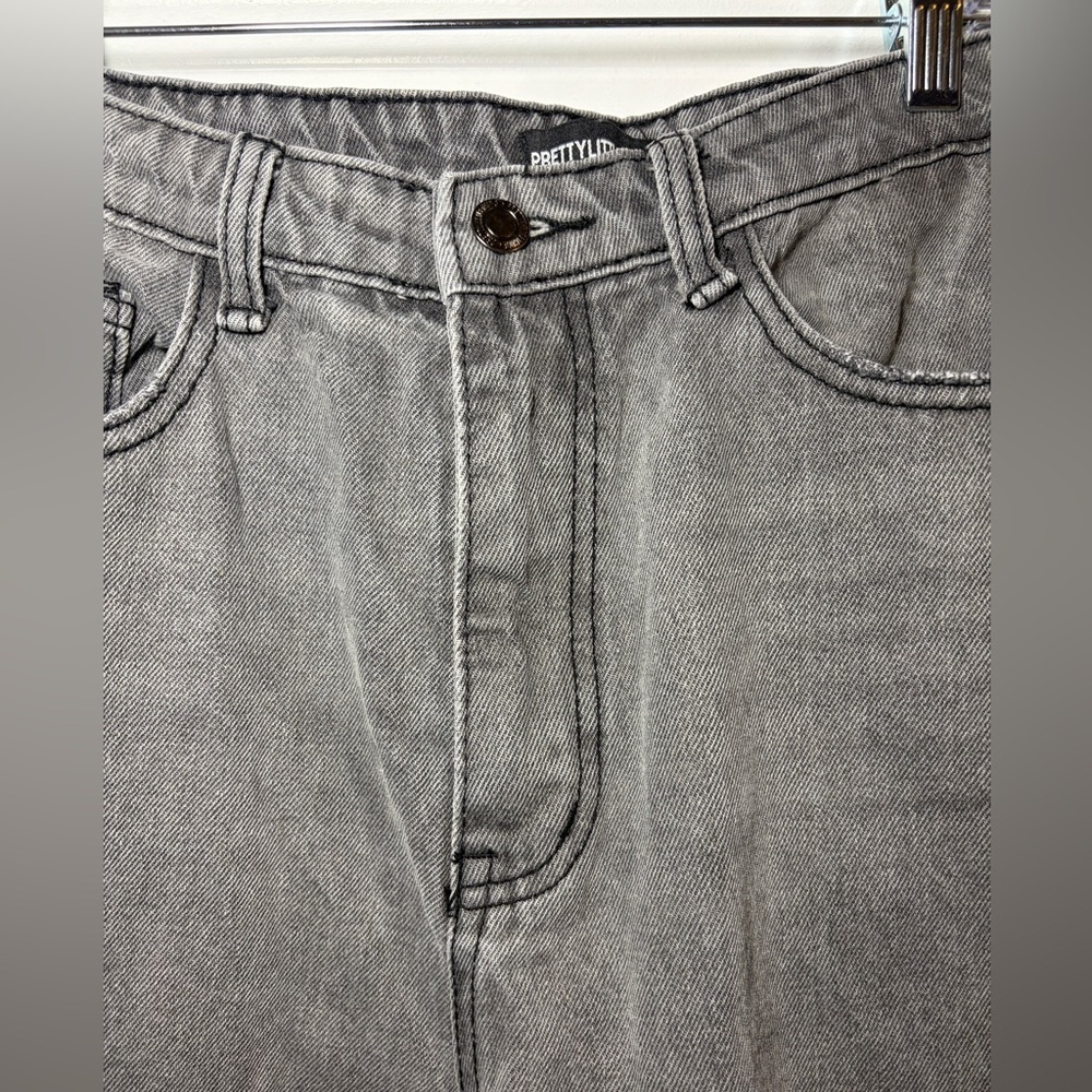 PrettyLittleThing | Classic Washed Black/Gray Denim Mom Straight Jeans - Picture 3 of 5